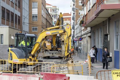 Las máquinas demoliendo la calzada y la acera. SANTI OTERO