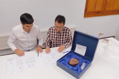 El director del Museo Luberri, Gorka Martín, entrega el cráneo descubierto en los 80 al director del Museo de Dinosaurios de Salas, Fidel Torcida. ECB