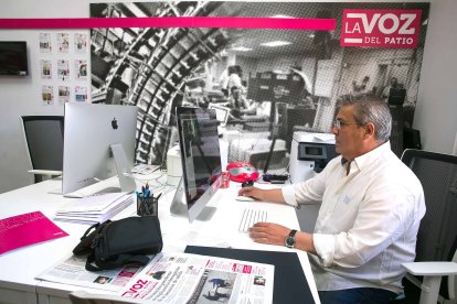 Francisco Sevidane, uno de los redactores de La Voz del Patio. TOMÁS ALONSO