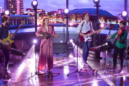Amaia actuando con Belize