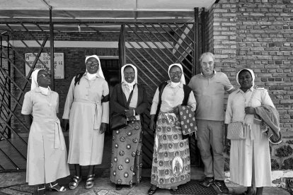 Eduardo Margareto / ICAL. Hermanas de San José en Rubare junto a Tomás Martínez, presidente de Proyecto Rubare