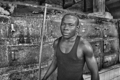 Eduardo Margareto / ICAL. Jacques Kambale controla los hornos del pan