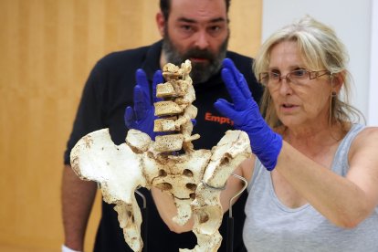 María Cruz (Maicu) Ortega y parte del equipo de Empty Sono, en el montaje final que se llevó a cabo durante 14 horas del lunes, el museo cierra, y hasta las diez de la noche de martes para mostrarse al mundo. JAVIER TRUEBA