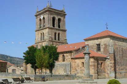 La plaza y la Iglesia Parroquial de San Pedro son el centro neurálgico de Barbadillo del Mercado.-ECB