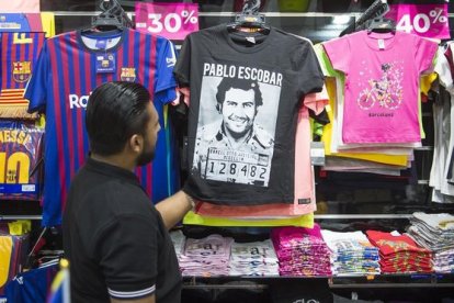 Camiseta de Escobar a la venta en una tienda de suvenires.