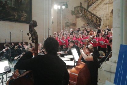 Miembros de la Orquesta Sinfónica de Burgos, el Orfeón Burgalés y la Federación de Corales de Burgos interpretaron la misa cantada. S. L. C.