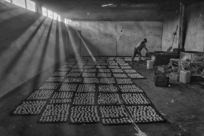 Eduardo Margareto / ICAL. En la panadería además de hacer los bollos de pan, también se hace unos pequeños dulces que les gustan especialmente a la población que se llaman Ndasi