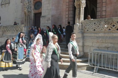 Los representantes de las peñas, blusas, fajas, corpiños y casas regionales abandonan la Catedral y se dirigen a depositar los primeros ramos de la Ofrenda Floral. S. L. C.