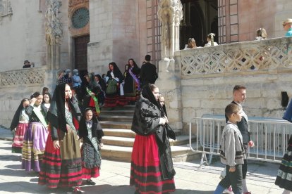 Los representantes de las peñas, blusas, fajas, corpiños y casas regionales abandonan la Catedral y se dirigen a depositar los primeros ramos de la Ofrenda Floral. S. L. C.