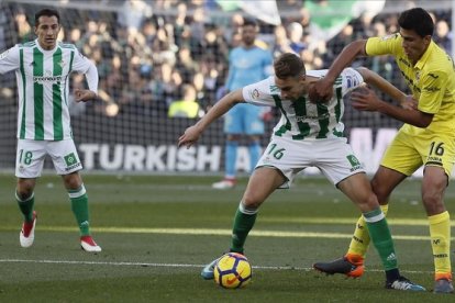 Loren, el goleador del Betis, pugna con Rodrigo Hernández