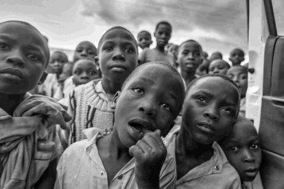 Eduardo Margareto / ICAL. Los niños en Rubare son los que más sufren las consecuencias de pobreza. Viven una infancia en soledad en la calle, porque los padres salen al campo y los dejan solos a cargo de sus hermanos mayores. En Congo 3 de cada 5 niños menores de cinco años mueren por pequeños accidentes domésticos