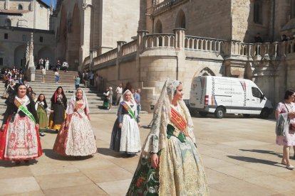 Los representantes de las peñas, blusas, fajas, corpiños y casas regionales abandonan la Catedral y se dirigen a depositar los primeros ramos de la Ofrenda Floral. S. L. C.