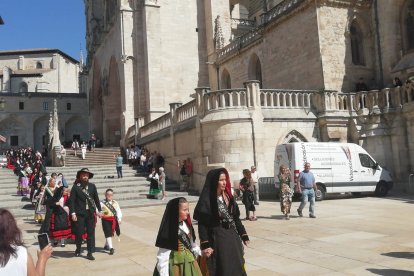 Los representantes de las peñas, blusas, fajas, corpiños y casas regionales abandonan la Catedral y se dirigen a depositar los primeros ramos de la Ofrenda Floral. S. L. C.