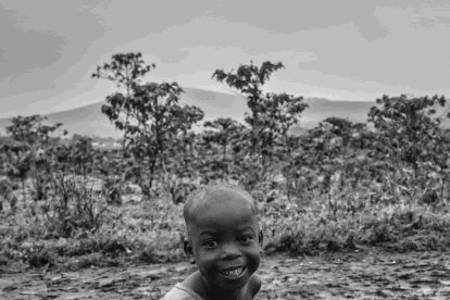 Eduardo Margareto / ICAL. Los niños en Rubare son los que más sufren las consecuencias de pobreza. Viven una infancia en soledad en la calle, porque los padres salen al campo y los dejan solos a cargo de sus hermanos mayores. En Congo 3 de cada 5 niños menores de cinco años mueren por pequeños accidentes domésticos