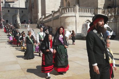 Los representantes de las peñas, blusas, fajas, corpiños y casas regionales abandonan la Catedral y se dirigen a depositar los primeros ramos de la Ofrenda Floral. S. L. C.
