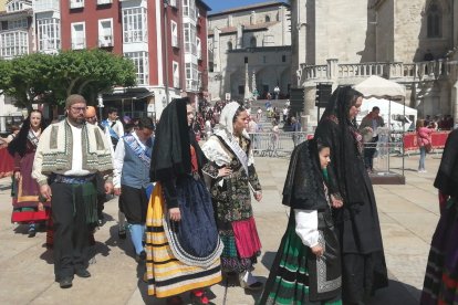 Los representantes de las peñas, blusas, fajas, corpiños y casas regionales abandonan la Catedral y se dirigen a depositar los primeros ramos de la Ofrenda Floral. S. L. C.