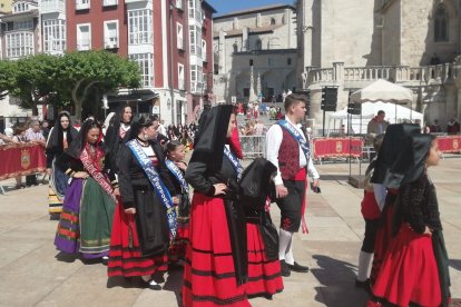 Los representantes de las peñas, blusas, fajas, corpiños y casas regionales abandonan la Catedral y se dirigen a depositar los primeros ramos de la Ofrenda Floral. S. L. C.