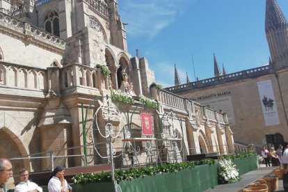 Santa María la Mayor espera los ramos de los burgaleses. S. L. C.