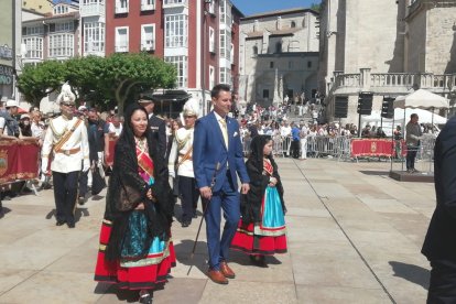 El alcalde se dirige a presenciar la Ofrenda Floral acompañado de las reinas de las fiestas. S. L. C.