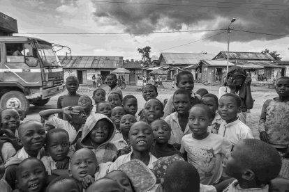 Eduardo Margareto / ICAL. Los niños en Rubare son los que más sufren las consecuencias de pobreza. Viven una infancia en soledad en la calle, porque los padres salen al campo y los dejan solos a cargo de sus hermanos mayores. En Congo 3 de cada 5 niños menores de cinco años mueren por pequeños accidentes domésticos