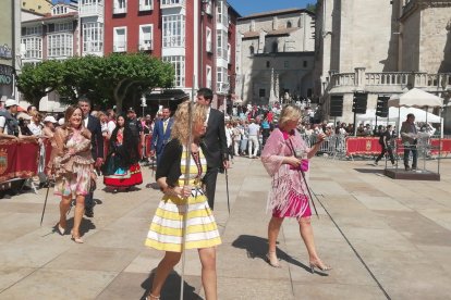Miembros de la Corporación Municipal  se dirigen a presenciar la Ofrenda Floral acompañado de las reinas de las fiestas. S. L. C.