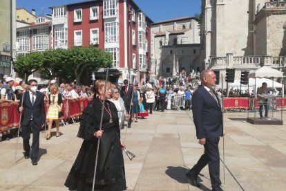 Miembros de la Corporación Municipal  se dirigen a presenciar la Ofrenda Floral acompañado de las reinas de las fiestas. S. L. C.