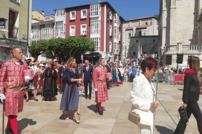Miembros de la Corporación Municipal  se dirigen a presenciar la Ofrenda Floral acompañado de las reinas de las fiestas. S. L. C.