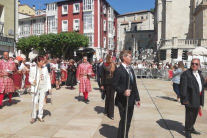Miembros de la Corporación Municipal  se dirigen a presenciar la Ofrenda Floral acompañado de las reinas de las fiestas. S. L. C.