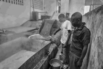 Eduardo Margareto / ICAL. Samuel RUMAZI y Mortima BARITIMA, controlan el proceso del azúcar de caña