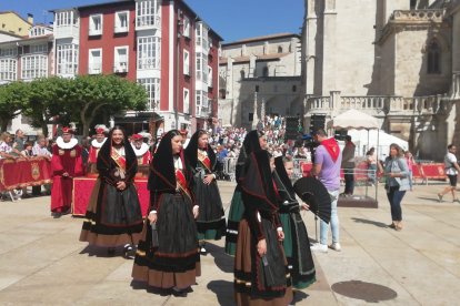 Miembros de la Corporación Municipal  se dirigen a presenciar la Ofrenda Floral acompañado de las reinas de las fiestas. S. L. C.