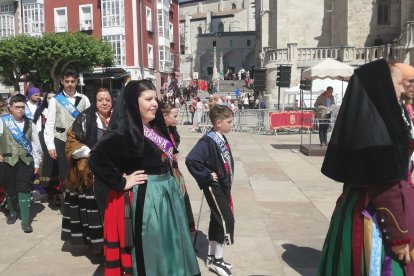 Los representantes de las peñas, blusas, fajas, corpiños y casas regionales esperan turno para depositar los primeros ramos de la Ofrenda Floral. S. L. C.