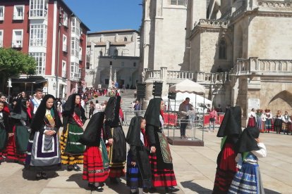 Los representantes de las peñas, blusas, fajas, corpiños y casas regionales esperan turno para depositar los primeros ramos de la Ofrenda Floral. S. L. C.
