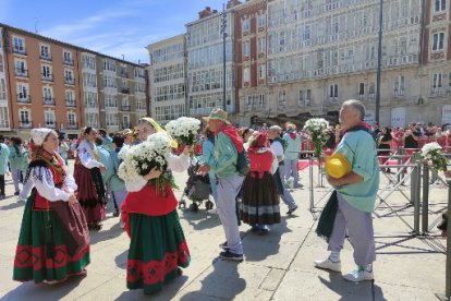 Ofrenda floral a los pies de la Catedral de Burgos. ECB