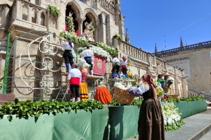 Ofrenda floral a los pies de la Catedral de Burgos. ECB
