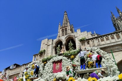 Ofrenda floral a los pies de la Catedral de Burgos. ECB