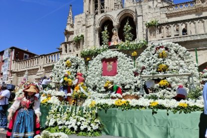 Ofrenda floral a los pies de la Catedral de Burgos. ECB