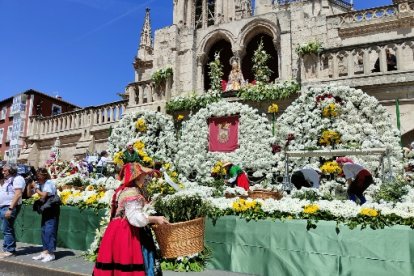 Ofrenda floral a los pies de la Catedral de Burgos. ECB