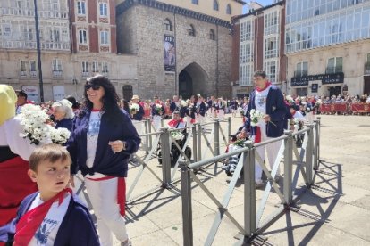 Ofrenda floral a los pies de la Catedral de Burgos. ECB