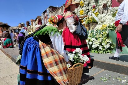 Ofrenda floral a los pies de la Catedral de Burgos. ECB