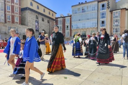 Ofrenda floral a los pies de la Catedral de Burgos. ECB