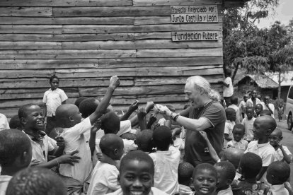 Eduardo Margareto / ICAL. En Rubare el vehículo de transporte por excelencia el Tsukudu, una especie de patinete gigante de madera construido de forma artesanal, con el que se puede transportar gran cantidad de materiales