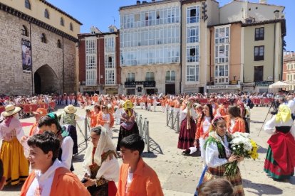 Ofrenda floral a los pies de la Catedral de Burgos. ECB