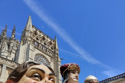 Ofrenda floral a los pies de la Catedral de Burgos. ECB