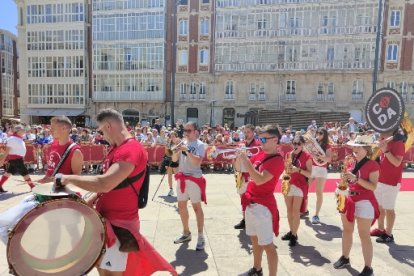 Ofrenda floral a los pies de la Catedral de Burgos. ECB