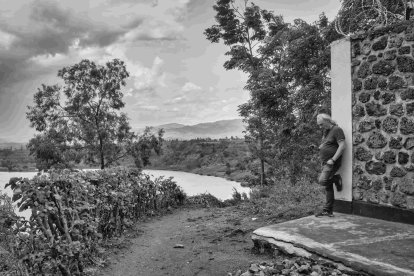 Eduardo Margareto / ICAL. Tomás Martínez, presidente de Proyecto Rubare, visita a los niños pobres de las escuelas en Kiwanja