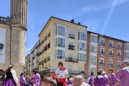 Ofrenda floral a los pies de la Catedral de Burgos. ECB