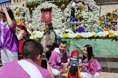 Ofrenda floral a los pies de la Catedral de Burgos. ECB