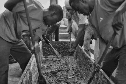 Eduardo Margareto / ICAL. Tomás intenta solucionar algunos de los problemas de la fábrica antes de entrar en la Misión de las Hermanas de San José . Al fondo el lago Kirwa