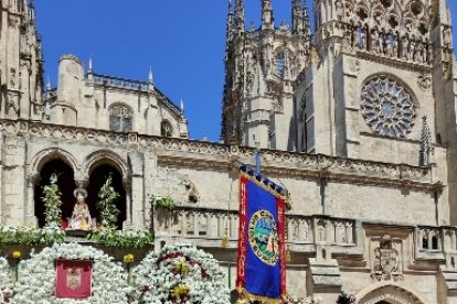 Ofrenda floral a los pies de la Catedral de Burgos. ECB