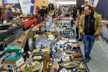 El Fórum de Burgos acoge la XVII Feria de Antigüedades. SANTI OTERO
